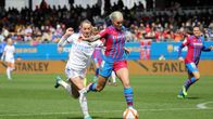 Kosovare Asllani taistelee pallosta Maria Pilar Leonin kanssa.