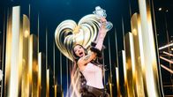 Voittaja juhlii Euroviisujen voittoa pokaali ylpeästi käsissään.