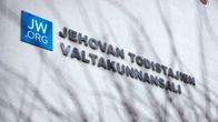 Seinällä teksti Jehovan todistajien valtakunnansali.