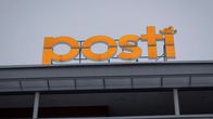 Postin logo rakennuksen katolla.