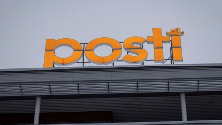 Posti suspends all mail to US amid Trump law change confusion | Yle ...