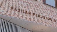 Pasilan peruskoulu teksti koulurakennuksen seinässä. 