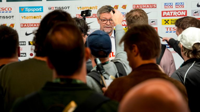Jukka Jalonen antaa lausuntoja medialle. 