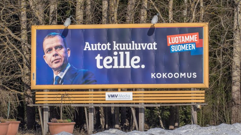 Tienvarsimainos, jossa nuori Petteri Orpo ja teksti: "autot kuuluvat teille".