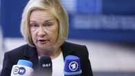 Mari Rantanen puhumassa kokouksessa.