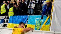 Lukas Hrádecký tervehti Valko-Venäjä-ottelun jälkeen Pohjoiskaarteen Huuhkaja-kannattajia. 
