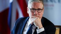 Britannian pääministeri Keir Starmer pitelee kättään suunsa edessä mietiskelevän näköisenä.