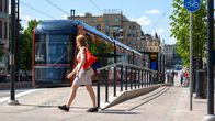 Jalankulkija ja raitiovaunu Tampereen Hämeenkadulla kesäkuussa 2021