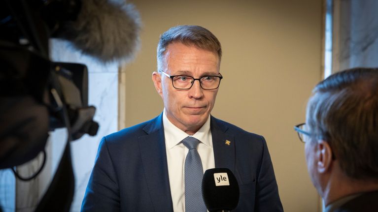 Kokoomuksen kansanedustaja Jukka Kopra yleisradion haastateltavana eduskunnan valtiosalissa. Kuvassa oikealla politiikan toimittaja Pekka Kinnunen.