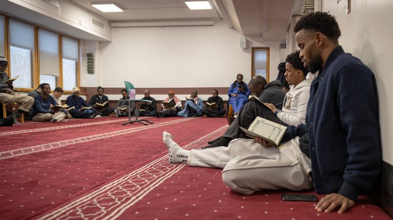Muslimien muistotilaisuus Tusmo Ry:n tiloissa Vantaalla.