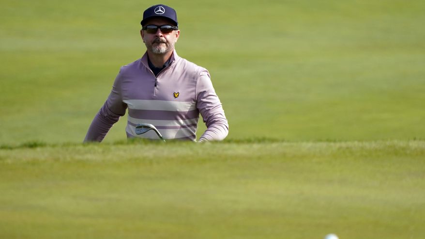 Mikko Korhonen katsoo golfpallon perään kilpailussa.