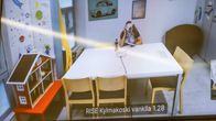 Syytetty istuu pöydän äärellä kasvot peitettynä.