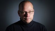 Ylen kolumnisti Roope Lipasti henkilökuvassa.