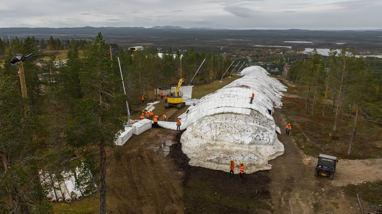 Ilmakuva Levitunturin päältä, jossa avataan eristemattojen alta säilölunta.