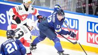 Jesse Puljujärvi kaukalon laidan tuntumassa Sveitsiä vastaan.