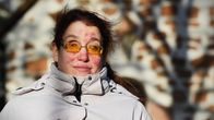 Parasimmaren Nathalie Örnkvist sitter i solljuset framför Saltiviks kyrka.