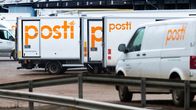 Postin kuorma-autoja ja pakettiautoja Postintaipaleella Helsingin Ilmalassa.