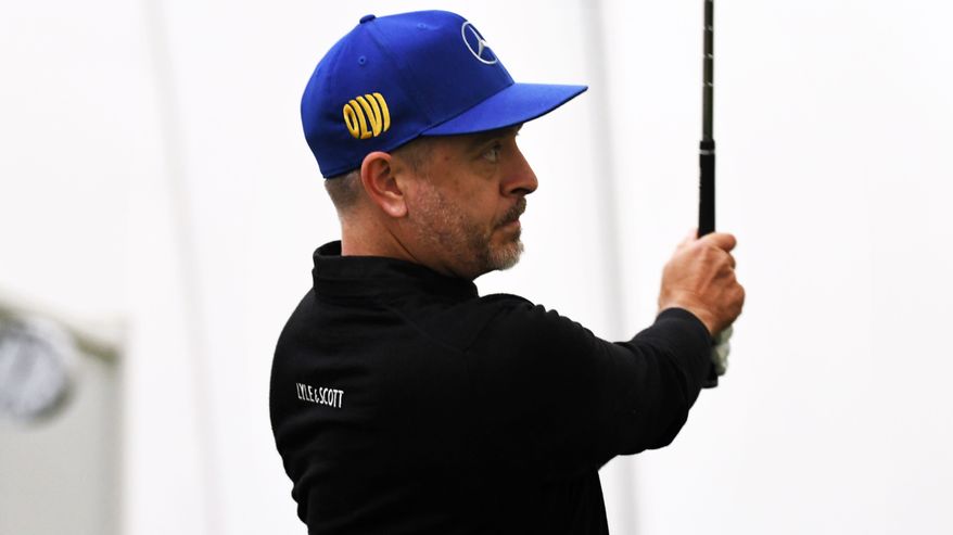 Mikko Korhonen harjoittelee golfia sisätiloissa.