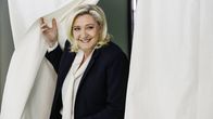 Marine Le Pen astuu äänestyskopista ulos.