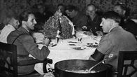 Joseph Goebbels ja Adolf Hitler lihapadan ääressä.