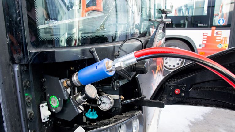 Linja-auto tankkaamassa kaasua.