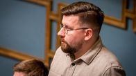 Perussuomalaisten kansanedustaja Sebastian Tynkkynen eduskunnan istuntosalissa.