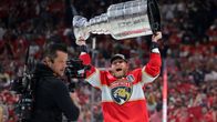 Sam Bennett nostaa Stanley Cupia.