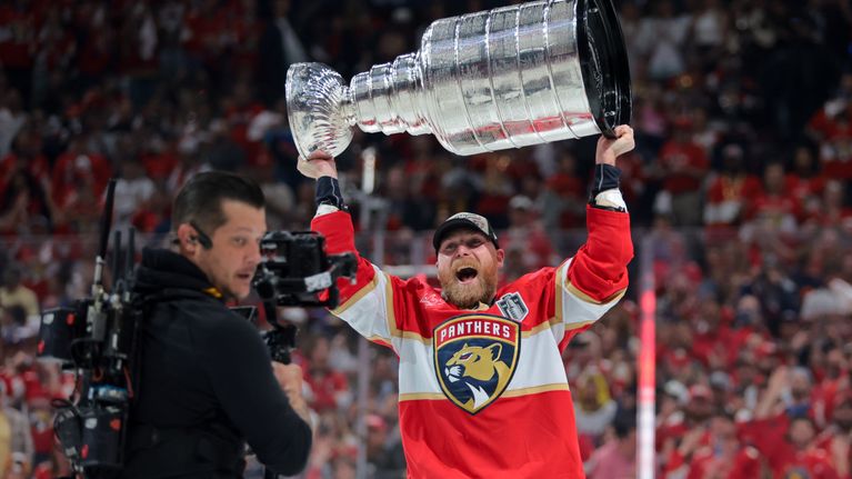 Sam Bennett nostaa Stanley Cupia.