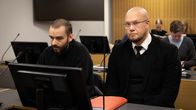 Joosu Karppinen puolustusasianajajansa kanssa Keski-Suomen käräjäoikeudessa.