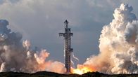 Raketti nousee ilmaan laukaisualustalta, ympärillä näkyy savua ja liekkejä, taustalla pilvistä taivasta.