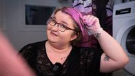 Susanna Hassinen värjää hiuksiaan vaaleanpunaisiksi kotinsa kylpyhuoneessa.