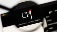 Suurennuslasi kohdistettu tietokoneruudulla näkyvään CPJ-logoon ja tekstiin "Committee to Protect Journalists".