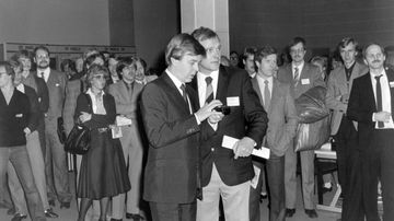 Työvoimaministeri Urpo Leppänen tutustuu teksti-tv:n välittämään työvoimapalveluun 1983.