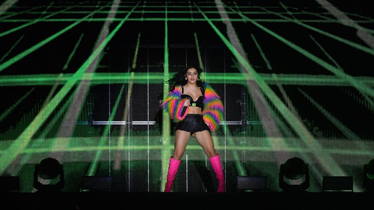 Charli XCX esiintymässä Australiassa kesällä 2023.