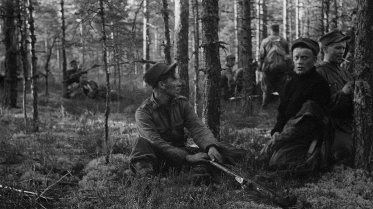 Vetäytyviä miehiä metsässä 14.6.1944