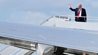Donald Trump vilkuttaa noustessaan lentokoneeseen.