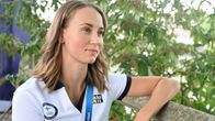 Viivi Lehikoinen mediatilaisuuden jälkeen poseeraa kuvaajalle Pariisissa.
