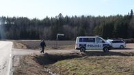 Tienhaarassa poliisiauto ja poliisi.