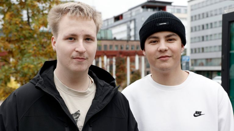 Lahtelaiset Jimi Pettersson ja Konsta Hiltunen seisovat kadulla Lahden keskustassa.