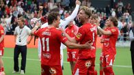 Herman Sjögrell, Oliver Kasskawo och de andra Jarospelarna firar med fansen.