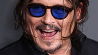Lähikasvokuva hymyilevästä Johnny Deppistä.