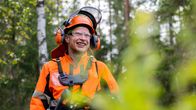 Entinen hiihtäjä Sami Lähdemäki raivaussahapalstalla Petäjävedellä elokuussa 2024.