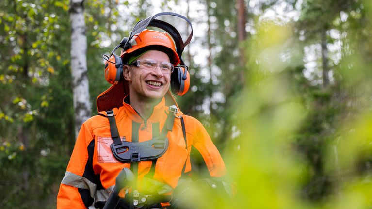 Entinen hiihtäjä Sami Lähdemäki raivaussahapalstalla Petäjävedellä elokuussa 2024.