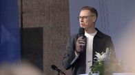 Presidentti Alexander Stubb puhuu mikrofoniin.