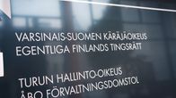 Kyltti, jossa lukee Varsinais-Suomen käräjäoikeus ja Turun hallinto-oikeus. 