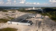 Ilmakuva Metsä Woodin rakenteilla olevasta LVL kertopuutehtaasta. Taustalla Äänekosken tehdasintegraatin muita tahtaita.