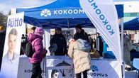 Kokoomuksen vaaliteltta Rovaniemen kevätmarkkinoilla.