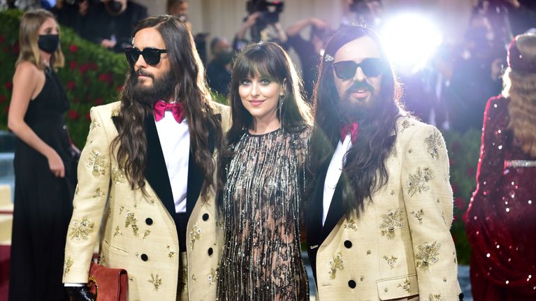 Alessandro Michele, Dakota Johnson ja Jared Leto.
