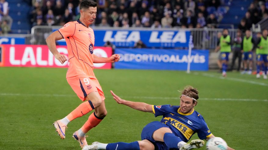 Alavesin Ville Koski (oik.) piti huolen, ettei Barcelonan Robert Lewandowski päässyt maalintekoon La Liga -ottelussa 13.5. 2026.  eskiivkon  