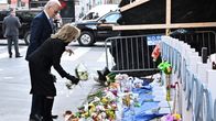 Bidenit laskivat kukkia tilapäiselle muistomerkille New Orleansissa ja pitivät hiljaisen hetken.